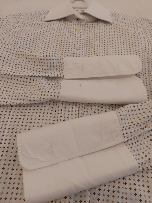 Camisa feminina da Sacoor azul e branca para botões de punho