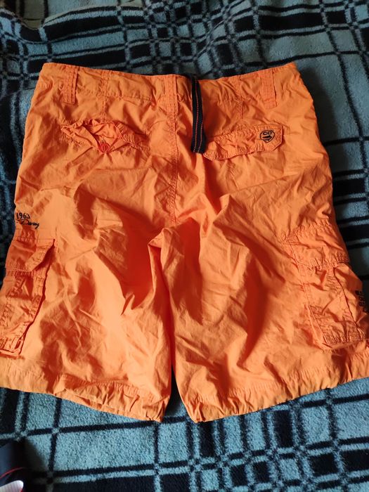 Spodnie krótkie Camp David roz XL.

Stan BDB.

długość całkowita: 64 c