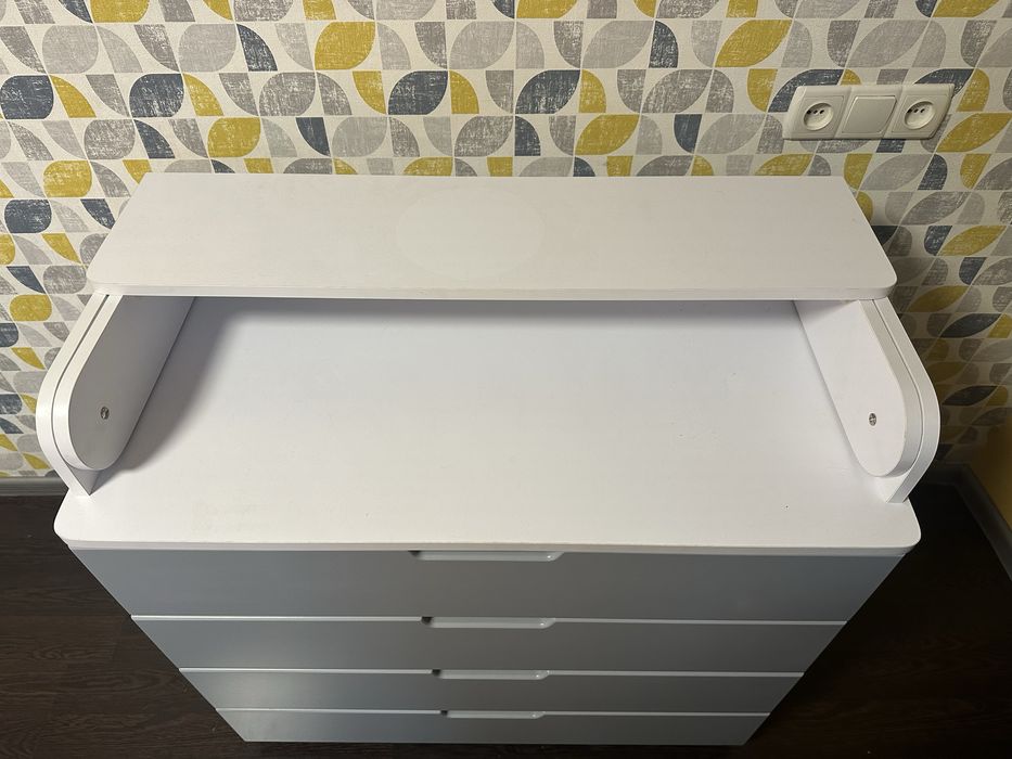 Комод з пилиналтним столиком