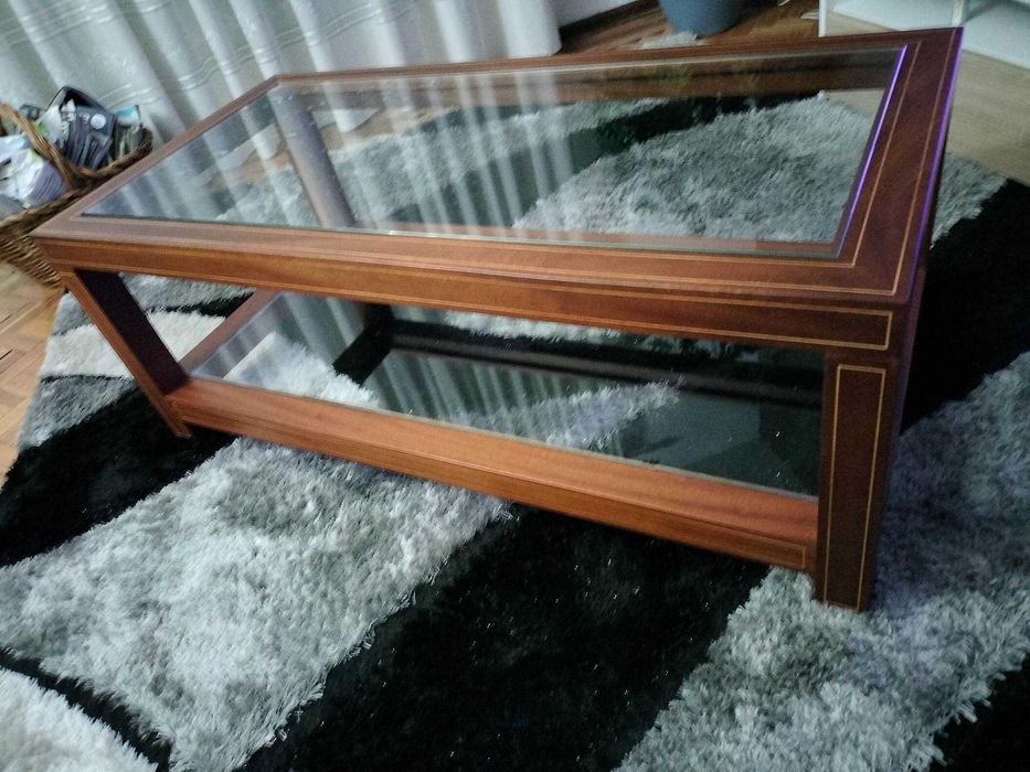 Mesa de sala em bom estado64861391303937122