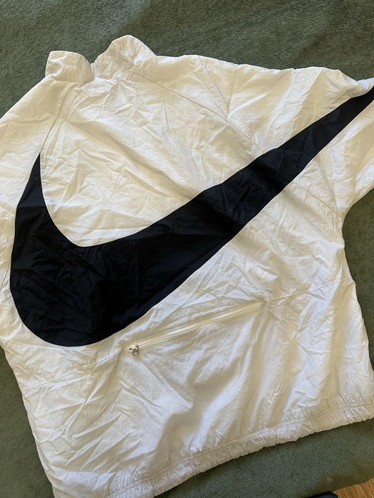 Оригінальна вітрівка nike складається у сумочку