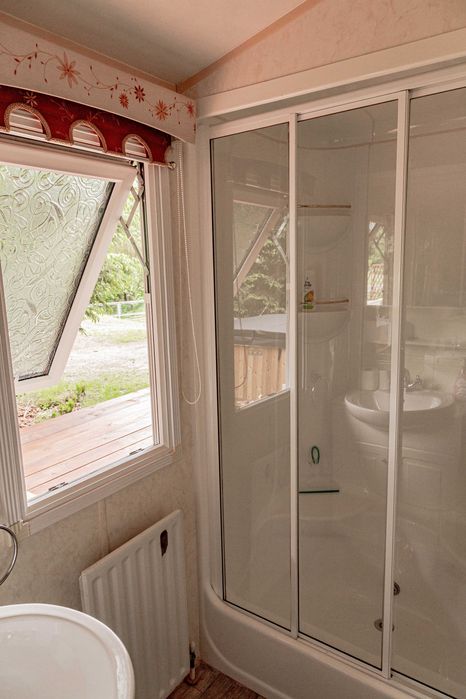 Domek w górach z prywatną plażą.