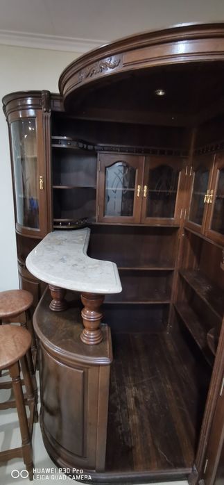 Bar de sala em bom estado