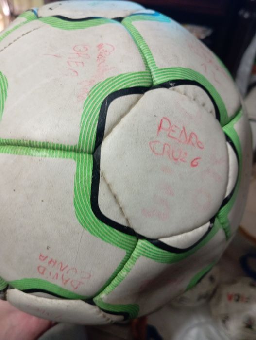 Bola assinada por jogadores