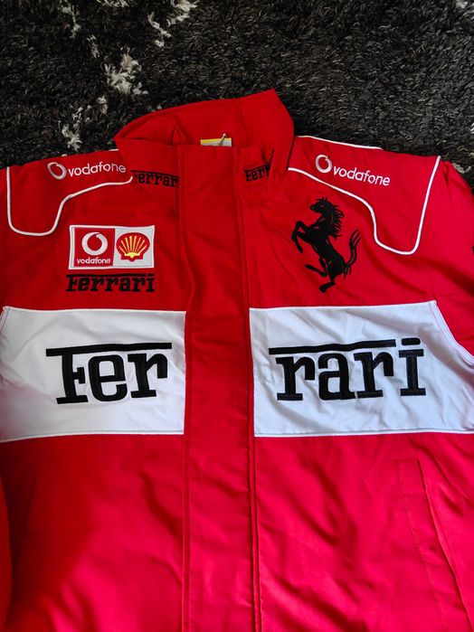 Nowa kurtka Scuderia Ferrari Vodafone – czerwona – rozmiar M
