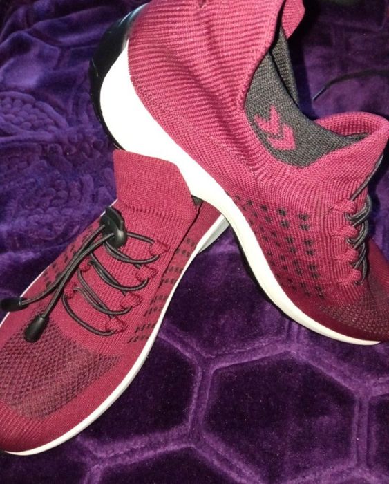 świetne wiśniowe buty ze skarpetą