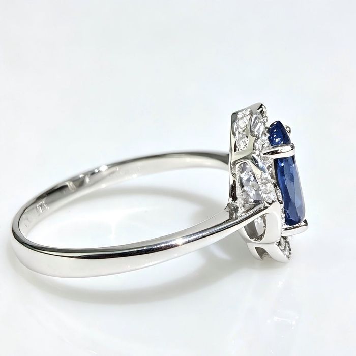 Anel em Ouro Branco 14K com Safira Azul e Diamantes – Certificado