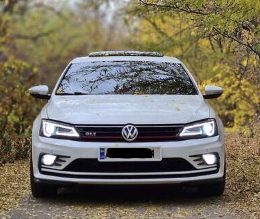 Бампер передний Volkswagen Jetta MK6 GLI SE решетка радиатора