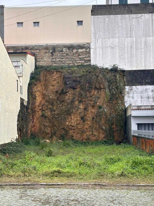 Terreno 241 m² Milheiros – Maia | Moradia 2 Pisos |