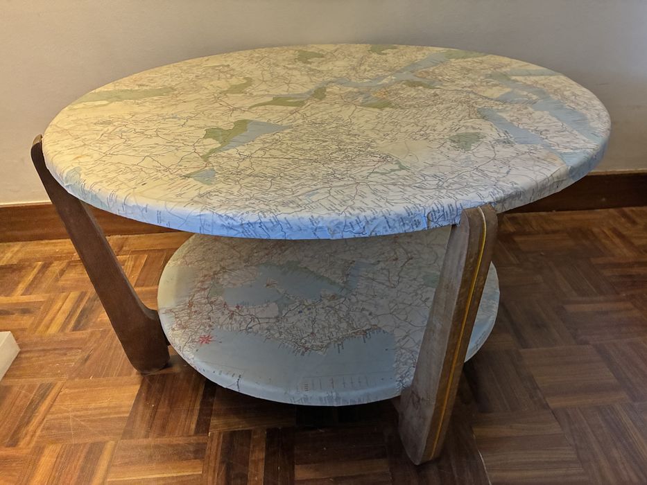 Mesa redonda baixa com mapa