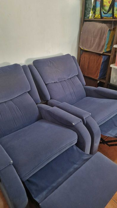 2 poltronas/cadeiras reclináveis estofadas