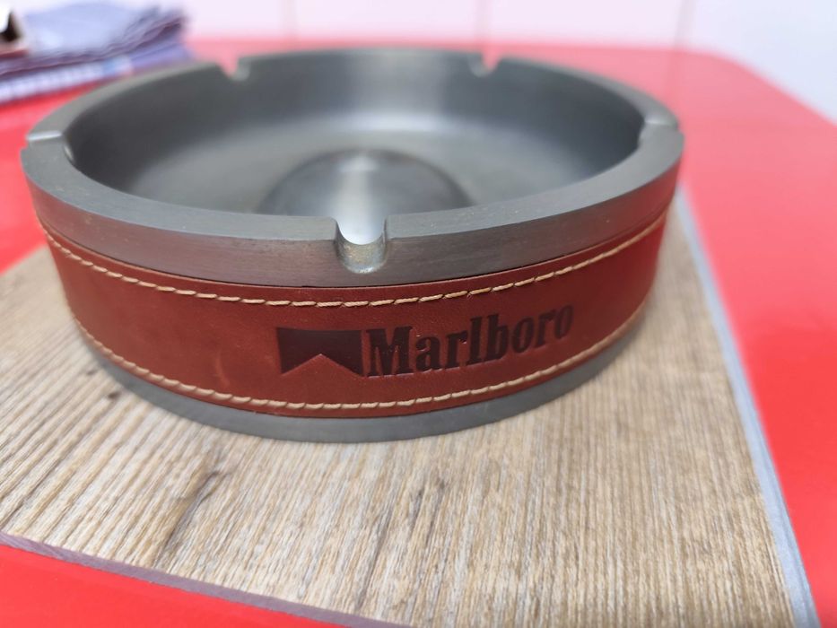 Cinzeiro grande em metal Marlboro