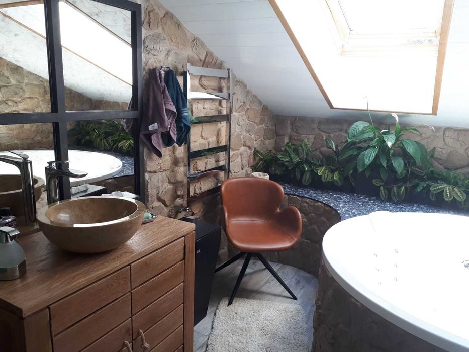 Штукатурка, шкаклівка, шпалери, плитка, ламинат.