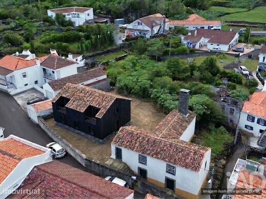 Casa tradicional T3 em Ribeiras de 207,00 m2