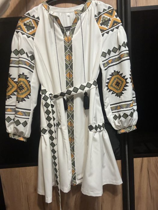 Продаю вишиту сукню