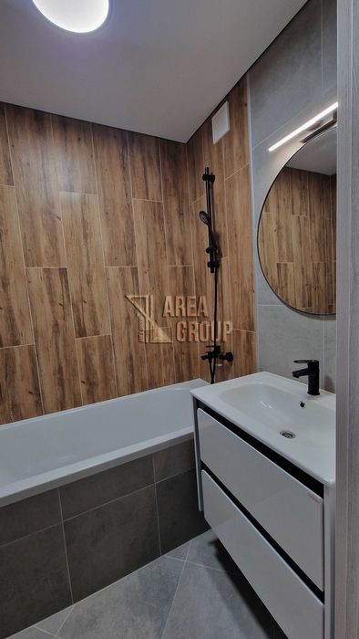 Продається простора 3-кім. квартира з новим ремонтом в Центрі міста