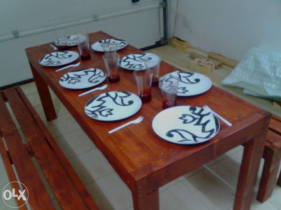 Conjunto de mesa e bancos