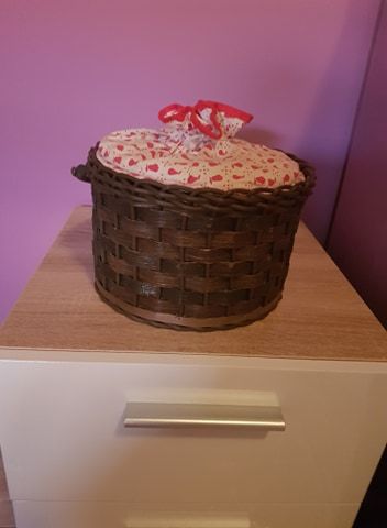 Caixa de costura em vime e tecido