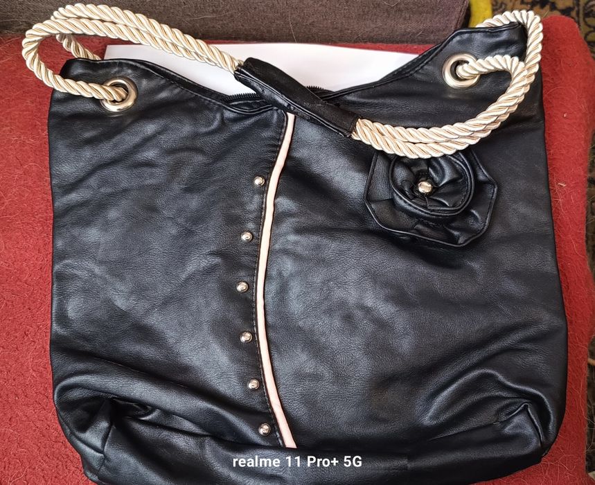 Nowa czarna torebka ze zdobieniami