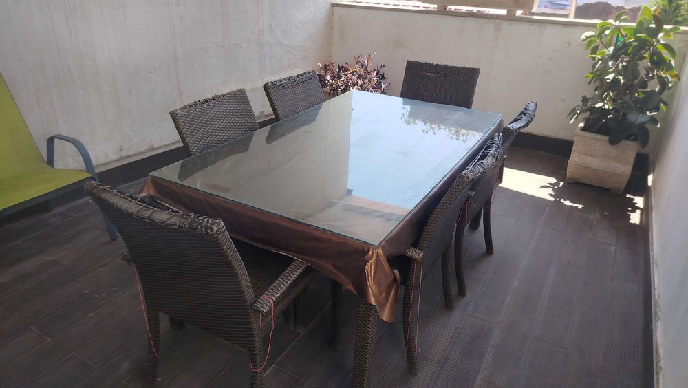 Mesa e cadeiras jardim com uso mas funcional