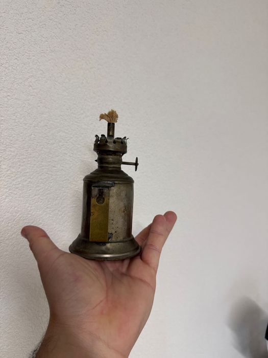 Candeeiro a petróleo antigo