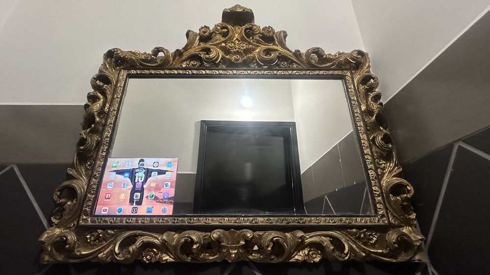 Espelho dourado em talha vintage com ipad Apple para ver filmes youtub