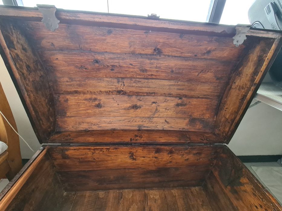Arca (baú) muito antiga, restaurada, com suporte de pés  amovível