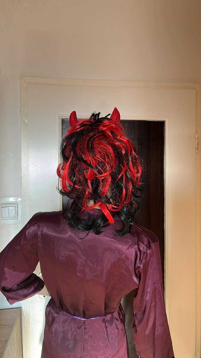 Nr 11 Peruka diablicy z rogami.