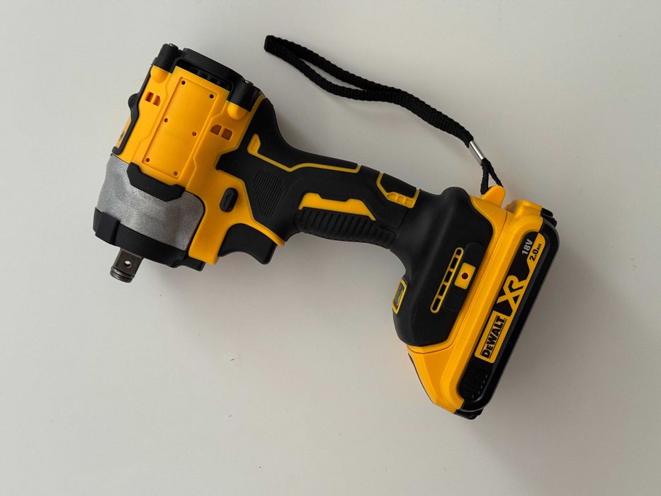 Pistolet udarowy 1/2 pod baterie DEWALT  - posiada w paczce nasadki 17 i 19 mm na koła - KOMPLET bez baterii !!