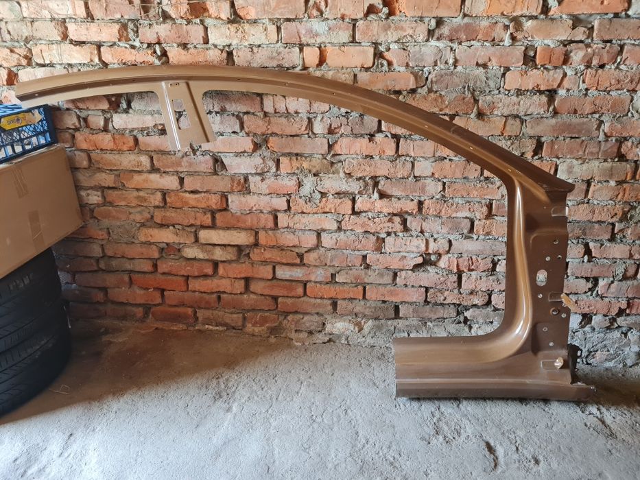 Стійка-верх правий Tesla Model 3