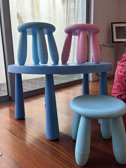 Mesa e 5 cadeiras para crianças IKEA