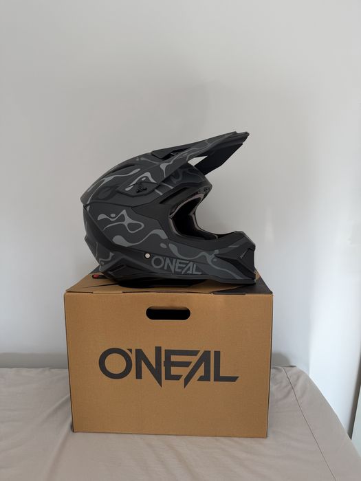 czarny kask ochronny