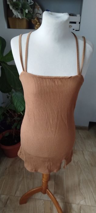 Prążkowana sukienka pull&bear m z rozcięciem