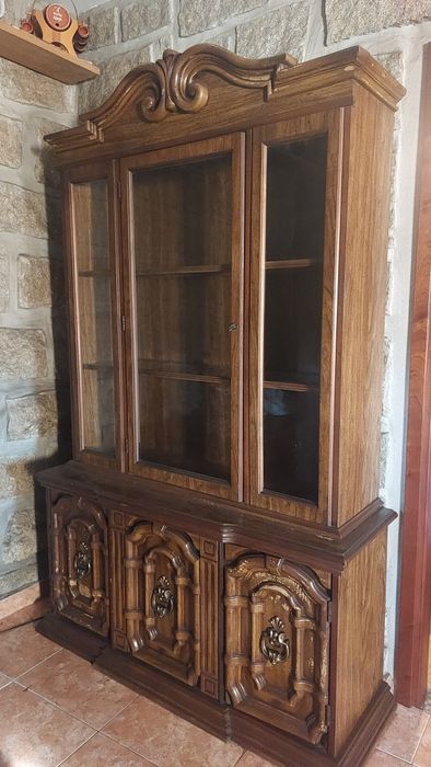 Cristaleira de madeira