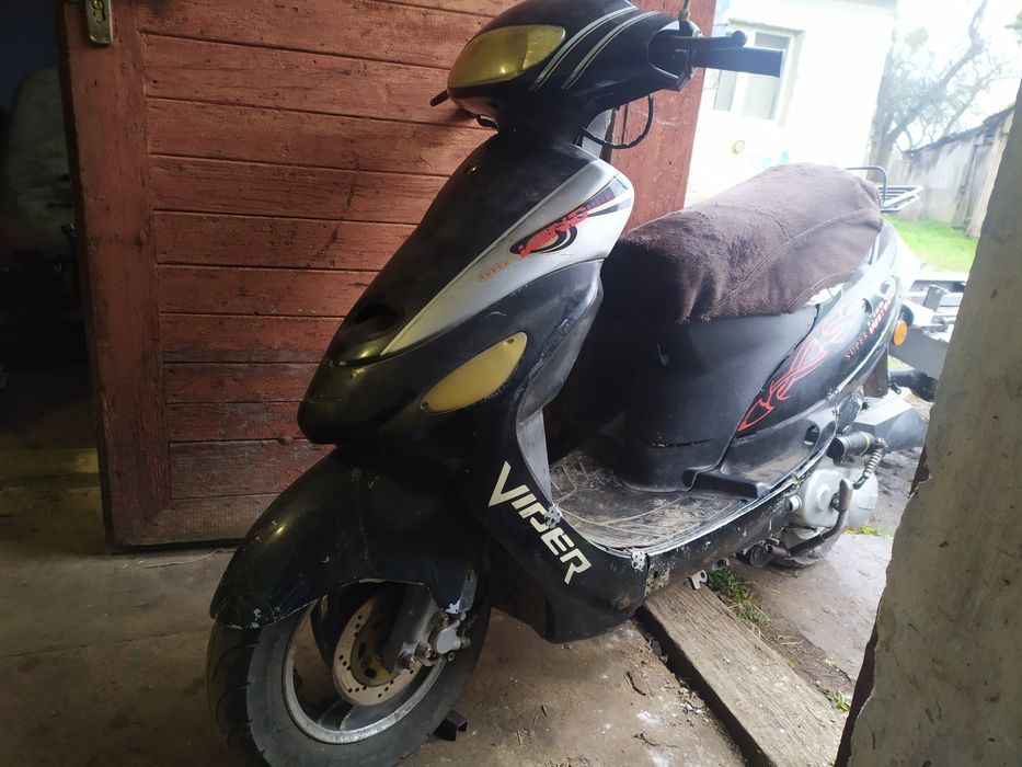 Скутер з документами на повному ходу.