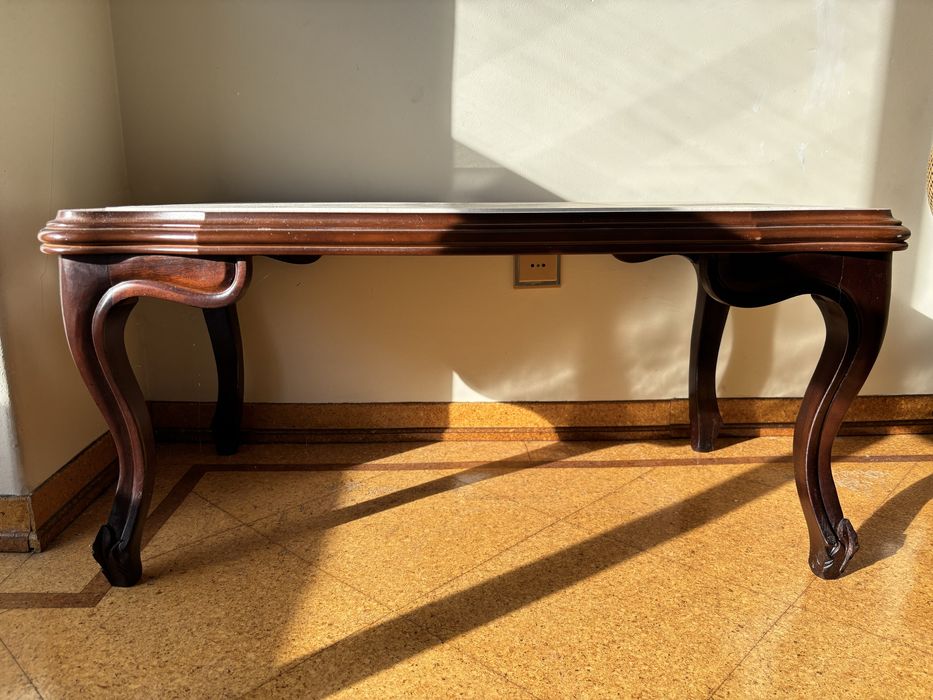 Mesa de centro em madeira escura com tampo branco