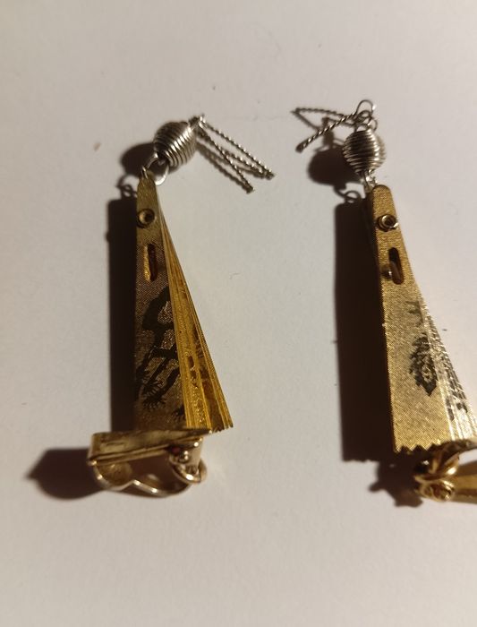 Brincos em forma de leque fechado lindos