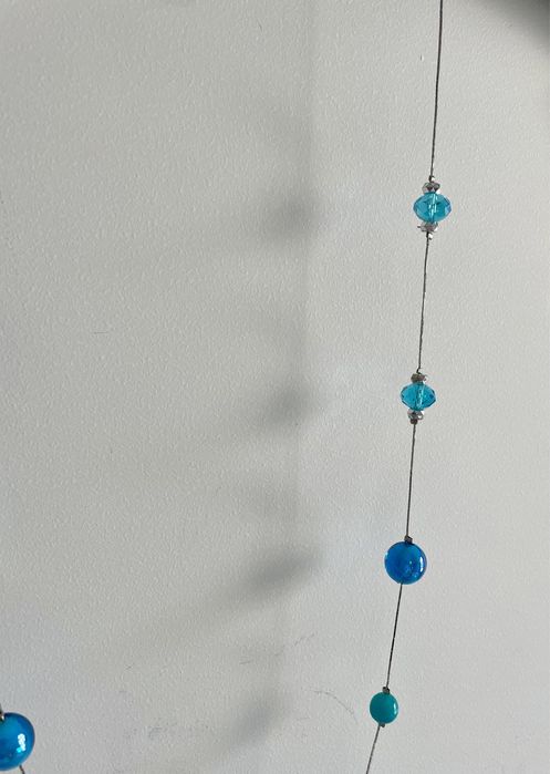 Colar prateado e azul