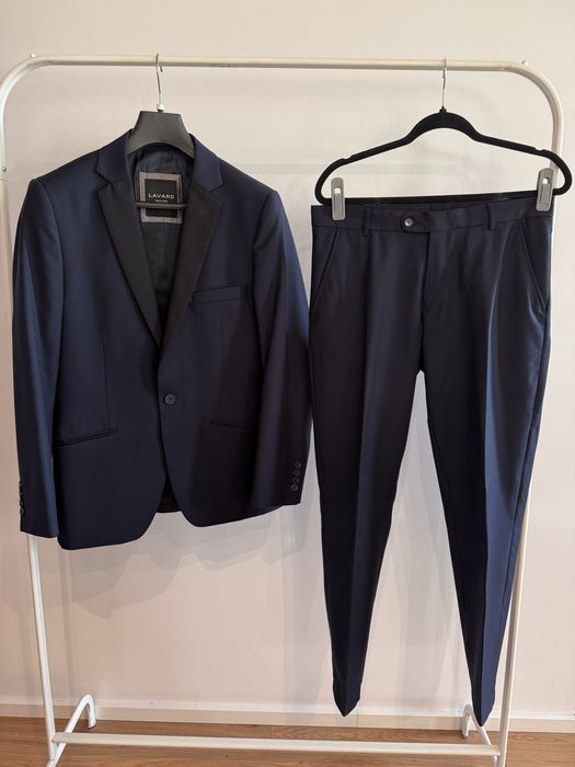 Granatowy garnitur męski Lavard z kontrastującymi klapami