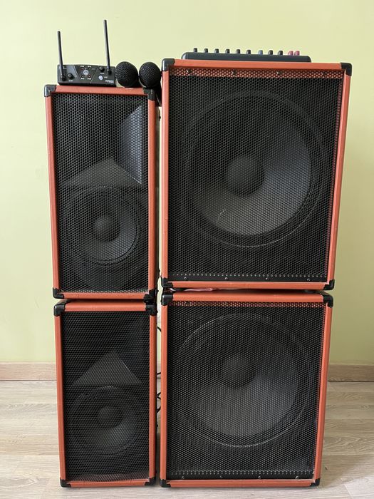 Музичне обладнання, активні колонки і саби, мікрофони, пульт.