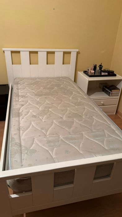Cama solteiro em madeira maciça+ colchão+ armário com gavetas