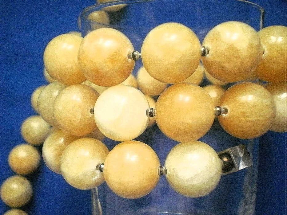 Sznur korali z naturalnego kamienia z branzoletą.