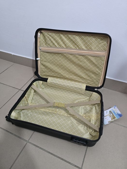 Walizka plastikowa czarna mała nowa