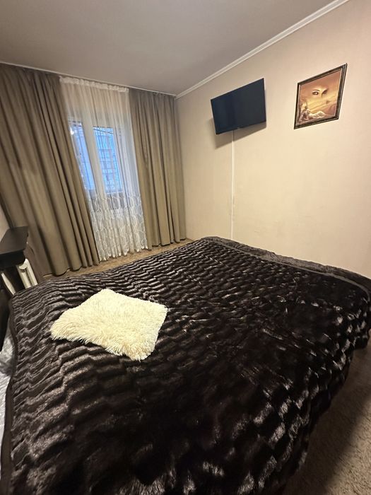 Велика 2 кімнатна квартира ( центр)  . Приймаємо компанї на свята !