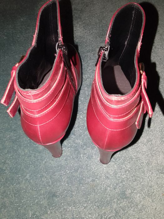 Botki na obcasie Russell &Bromley