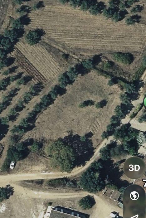 Terreno com ruina no meio do campo