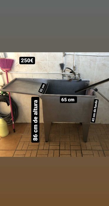 2 barras para pendurar carne ou charcutaria e um tanque em inox.