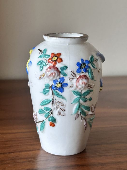 Jarra em vidro leitoso com decoração relevada pintada à mão