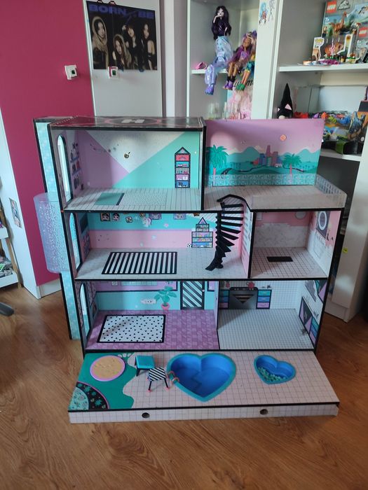 Domek drewniany dla lalek lol