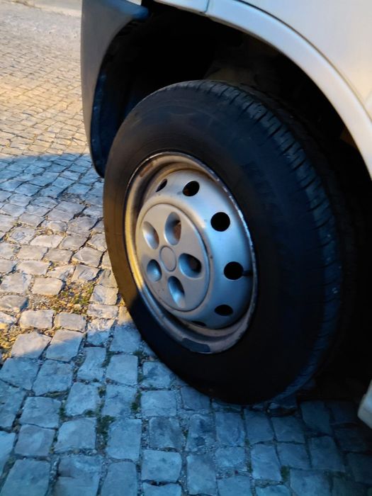 Carrinha equipada como caravana.